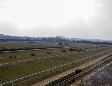 Corde à gauche ou à droite, cela va dépendre du sens de la course sur la piste de l'hippodrome.