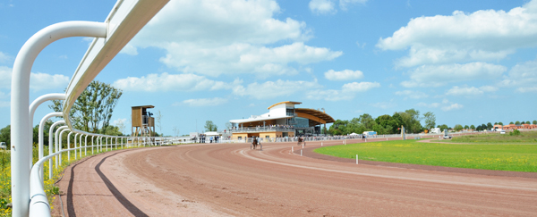 La corde est un élement à part entière de l'hippodrome. Elle peut-être mobile selon les hippodromes.