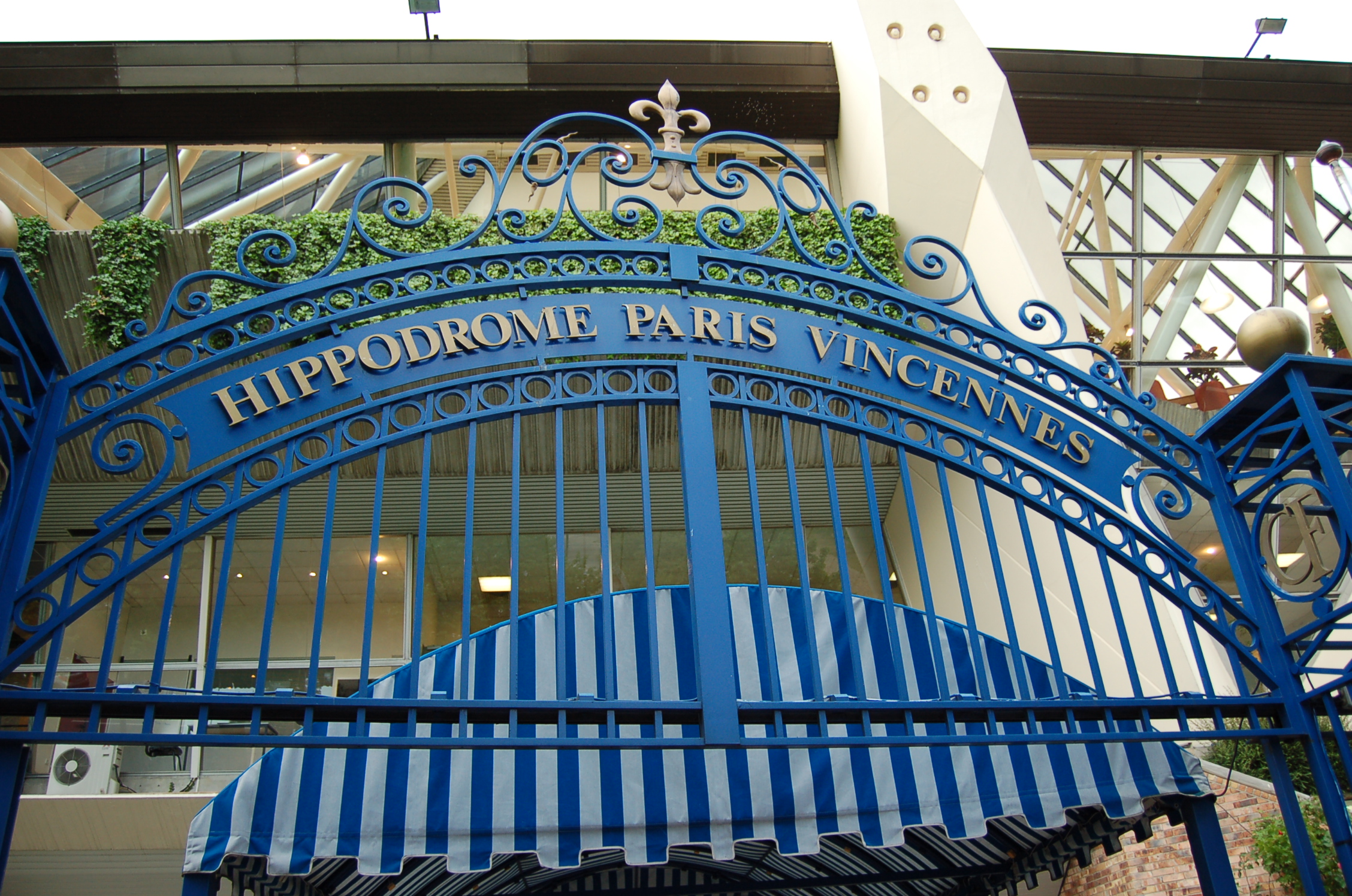 Grille devant l'entrée de l'hippodrome de Vincennes