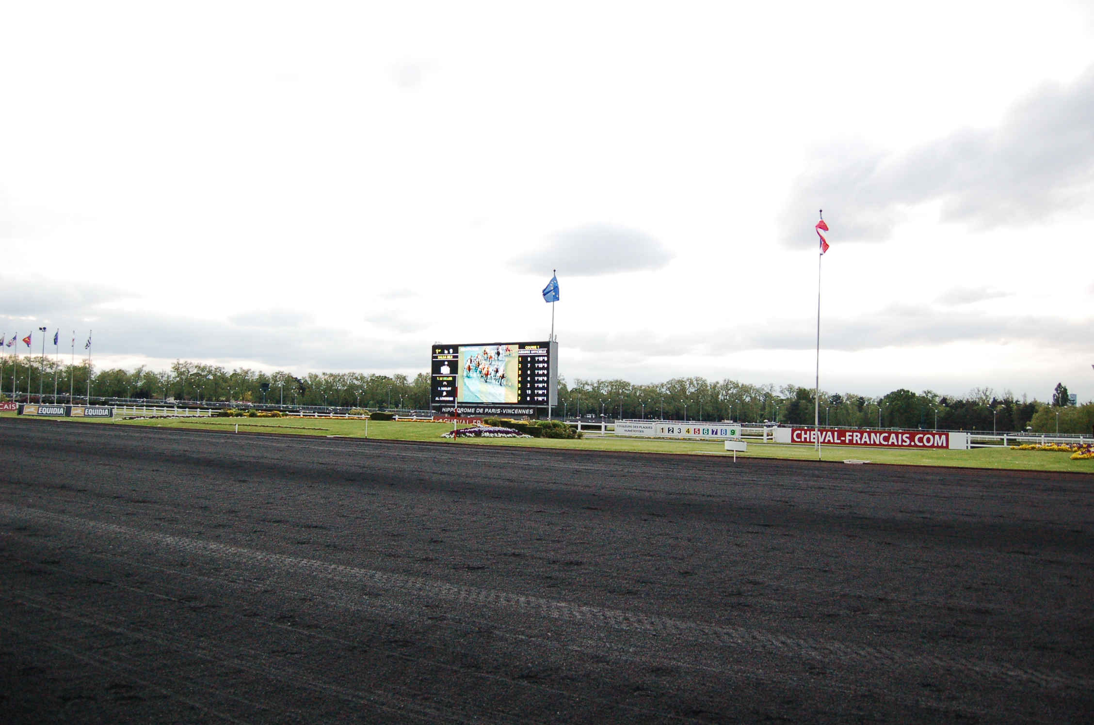 Le Mâchefer est une piste très dure qui est très utilisée pour les courses de trot.